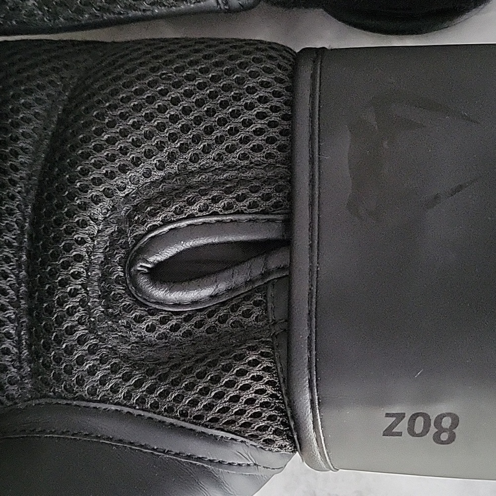 8oz. black Venum mma boxing gloves - Picture 5 of 5